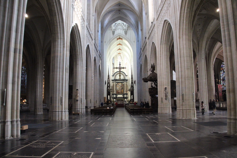 Erster Eindruck des Innenraums Onze-Lieve-Vrouwekathedraal