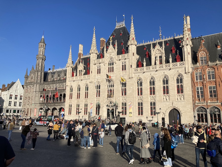 Das Rathaus an einem Sonntagnachmittag