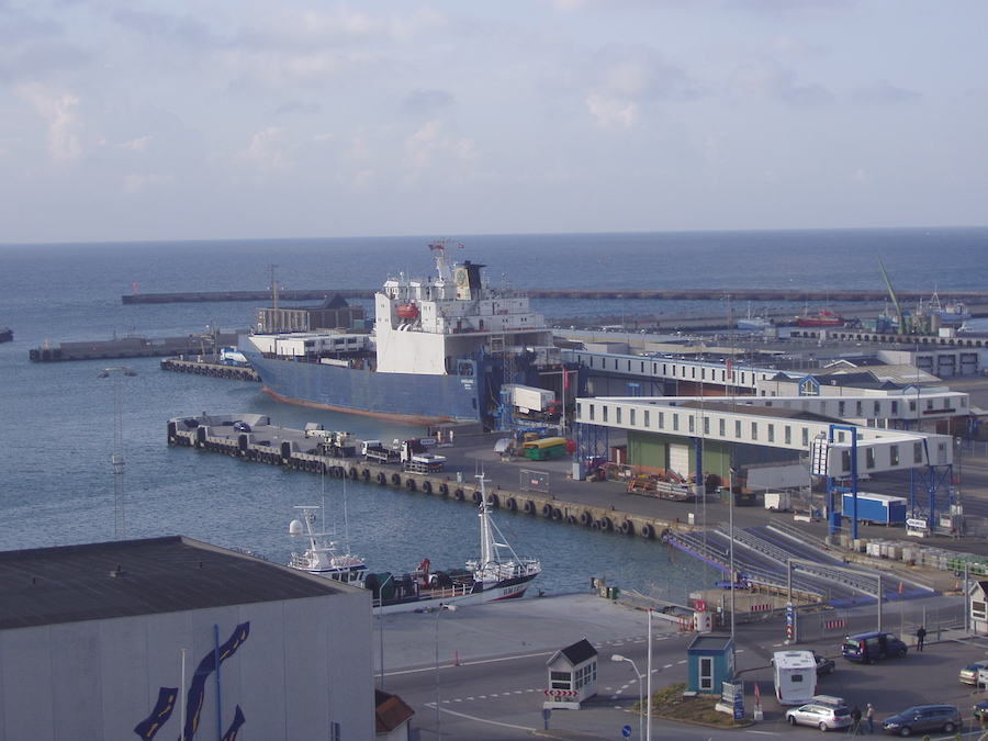 Hanstholms Hafen kann man gut von der Düne oberhalb sehen.