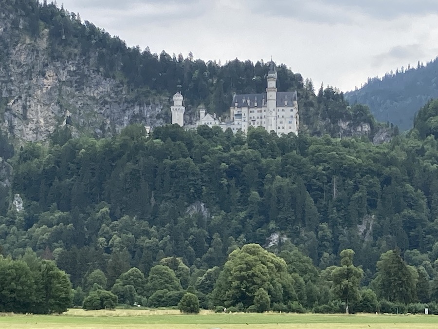 Schloß Neuschwanstein von den Schwangauer Wiesen aus