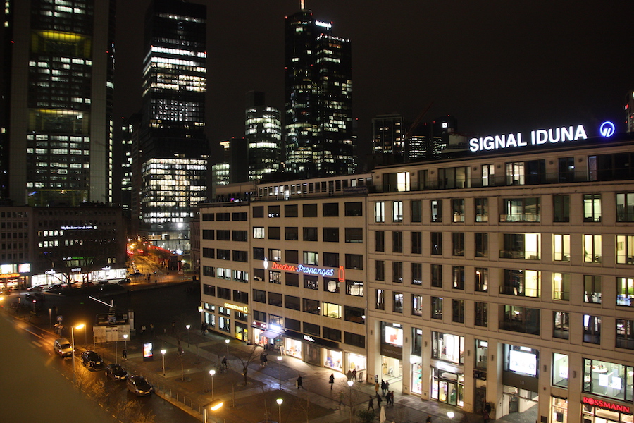 Nächtlicher Ausblick aus dem Hotel Zentrum im vierten Stock