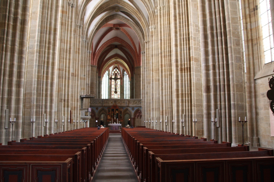 Hoch und still - das Kirchenschiff