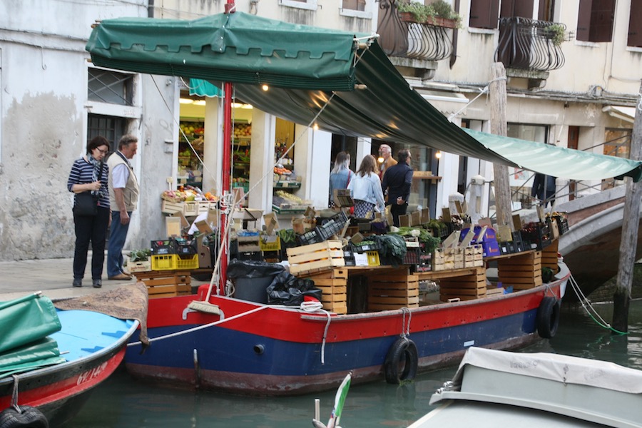 Gemüseboot am ponte di pugni, Campo San Barnaba