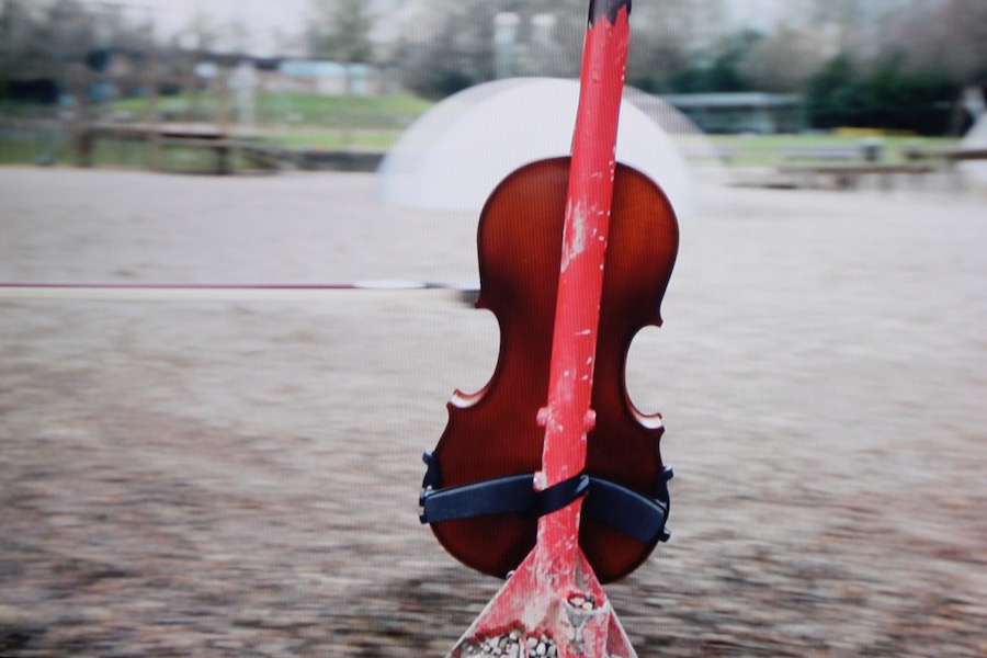 Die Violine wird vom Karussell bewegt