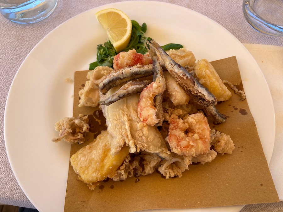 Fritto misto, wie es an der Zattere zu kriegen ist.